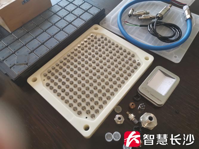 图为湖南启泰传感科技有限公司生产的金属基压敏芯片
