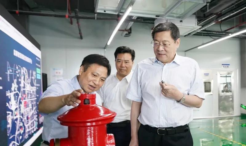图为王国秋向湖南省委书记杜家毫展示消防水压传感器